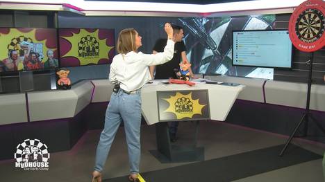 SPORT1 Moderatorin Jana Wosnitza verliert in der neuen Sendung "Madhouse" eine Wette gegen Basti Schwele und steht bei der nächsten Sendung im Jogger vor der Kamera. 