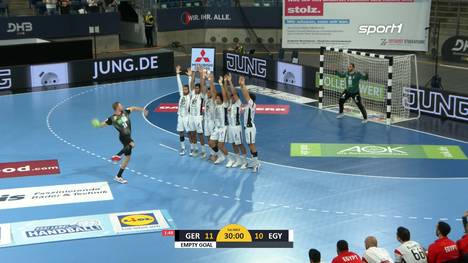 Die deutschen Handball testen vor den olympischen Spielen gegen Ägypten. Mit der Pausensirene gibt es einen letzten Freiwurf - den Philipp Weber verwandelt.