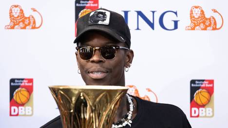 Basketball-Weltmeister Dennis Schröder wird in seiner Heimat Braunschweig für den Gewinn des WM-Titels gewürdigt und trägt sich am Freitag ins Goldene Buch der Stadt ein.  