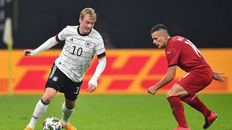 Bundestrainer Joachim Löw ist zufrieden mit dem Auftritt gegen Tschechien seiner zusammengewürfelten Nationalmannschaft. Von BVB-Star Julian Brandt erwartet er aber mehr.