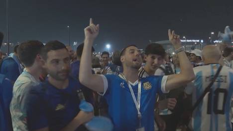 Dank eines Magic Moments von Lionel Messi steht Argentinien im Viertelfinale der WM 2022. Die Fans huldigen daraufhin ihrem Idol.