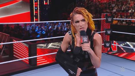 Becky Lynch hat sich bei ihrem SummerSlam-Match gegen Bianca Belair die Schulter ausgekugelt - was sie nicht davon abhält, bei Monday Night RAW eine mitreißende Ansprache an die Fans zu richten ...