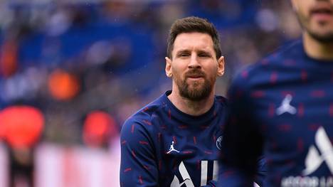Wie viele Trikots braucht man als Fußball-Profi pro Spiel? Für Lionel Messi wird vor jedem Spiel mit der argentinischen Nationalmannschaft eine erstaunliche Zahl an Oberteilen produziert.