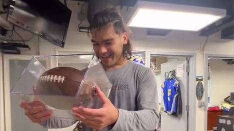 Die Los Angeles Rams haben ihrem Rookie-Wide-Receiver ein besonderes Weihnachtsgeschenk gemacht, der 22-Jährige bekommt den Ball seines ersten NFL-Touchdowns, nachdem er diesen zu den Fans geworfen hatte.