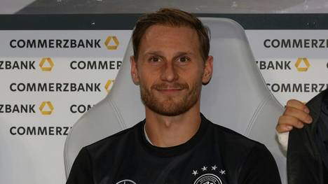 Hansi Flick holt sich für den DFB-Neustart Benedikt Höwedes in sein Team. Der 33-Jährige wird künftig als sogenannter Manager in Ausbildung zunächst Erfahrungen sammeln und den neuen Bundestrainer unterstützen.