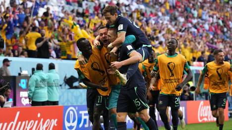 Australien gewinnt durch ein Kopfballtor von Mitchell Duke mit 1:0 gegen Tunesien. Damit hat Australien im letzten Gruppenspiel gegen Dänemark alle Chancen auf das Achtelfinale, Tunesien steht vor dem WM-Aus. 