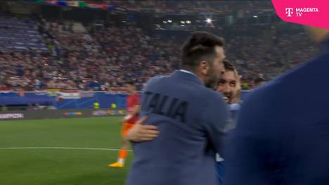 Bei der UEFA EURO 2024 erzielt Italien gegen Kroatien mit der letzten Aktion den Ausgleich. Italien-Legende Gianluigi Buffon startet nach der Partie eine Knutschattacke.