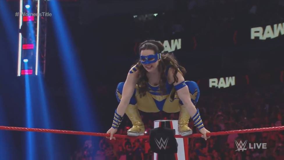 Die als maskierte Comicfigur neu erfundene Nikki A.S.H. löst ihr bei Money in the Bank gewonnenes Titelmatch gleich ein - und düpiert den bisherigen Damenchampion Charlotte Flair.
