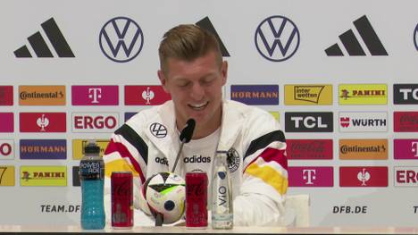 Jens Lehmann sorgt vor dem EM-Viertelfinale mit einer Aussage über die spanische Mannschaft für Verwunderung. Toni Kroos kann darüber nur lachen - und findet anschließend deutliche Worte.