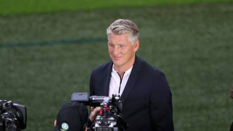 Die ARD setzt die Zusammenarbeit mit Bastian Schweinsteiger fort, obwohl es während der EURO 2020 heftige Kritik am Ex-Profi von Bayern München und Manchester United gegeben hatte. 