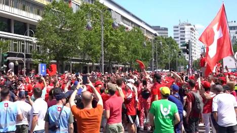 Die Schweizer Nationalmannschaft trifft im EM-Achtelfinale auf Italien. Bereits vor der Partie sind die Fans in Feierlaune und ziehen lautstark durch Berlin.