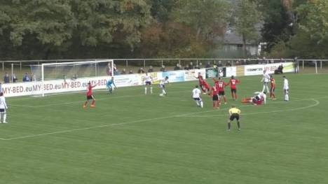 Erstes Heimspiel von Martin Harnik für die TuS Dassendorf, erstes Tor in der 5. Liga - und was für eins: Der ehemalige Stürmer erzielt das 1:0 mit der Hacke.