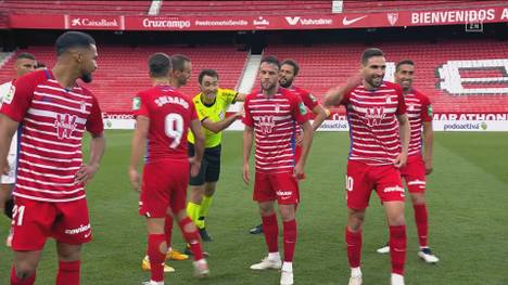 Wegen eines kuriosen Irrtums des Schiedsrichters haben die spanischen Erstligisten FC Sevilla und FC Granada bei ihrem Punktspiel nachsitzen müssen.