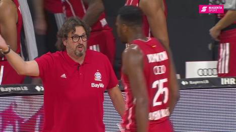 Für das Testspiel zwischen dem FC Bayern Basketball und den Brose Baskets wurde Trainer Andrea Trinchieri verkabelt. So emotional coacht der Italiener an der Seitenlinie.
