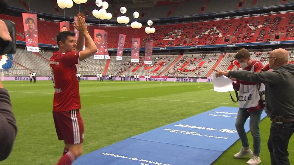 Nachdem es zum Ende des Transferfensters Gerüchte um Robert Lewandowski gab, hat sich Bayern-Coach Julian Nagelsmann jetzt dazu geäußert.