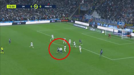 Lionel Messi wird im Spiel bei Olympique Marseille von einem Flitzer verfolgt. Die Situation durchaus bedrohlich, doch am Ende geht alles gut.