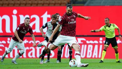 Der AC Mailand gewinnt gegen den italienischen Serienmeister Juventus Turin. Das Team von Cristiano Ronaldo verspielt eine 2:0-Führung. 