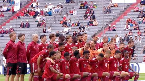 Rund 8000 Fans feiern in der Allianz Arena die neue Mannschaft. Frühere Bayern-Legenden und Olympiasieger Alexander Zverev geben sich ebenfalls die Ehre. 