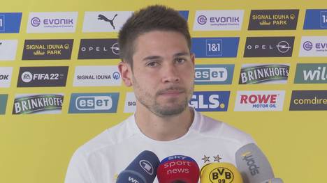Auf der Pressekonferenz verrät Raphaël Guerreiro, was er Neuzugang Malen auf dem gemeinsam Flug über den BVB erzählt hat.